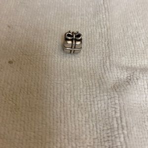 Pandora present charm